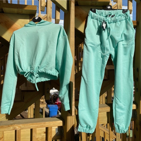 Hooded Crop Top & Jogger Pants Joggers 2 Piece Set - Picture 5 of 8